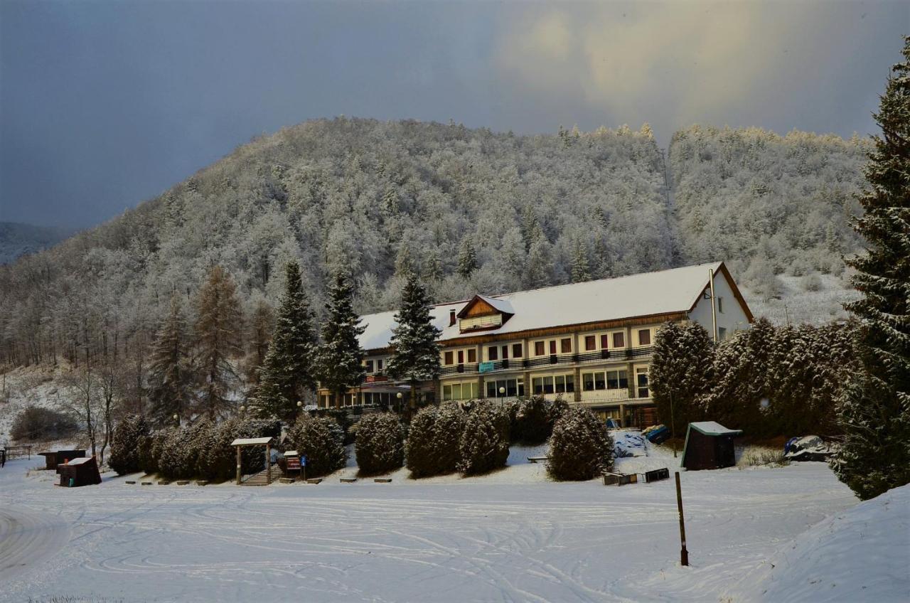 Hotel Priehrada Дединки Экстерьер фото